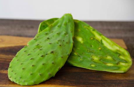 Removing thorns from nopales