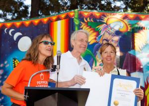 Renae Best receiving the Food Literacy Hero Award from Assemblymember Dickinson at the 3rd annual Food Literacy Fair.