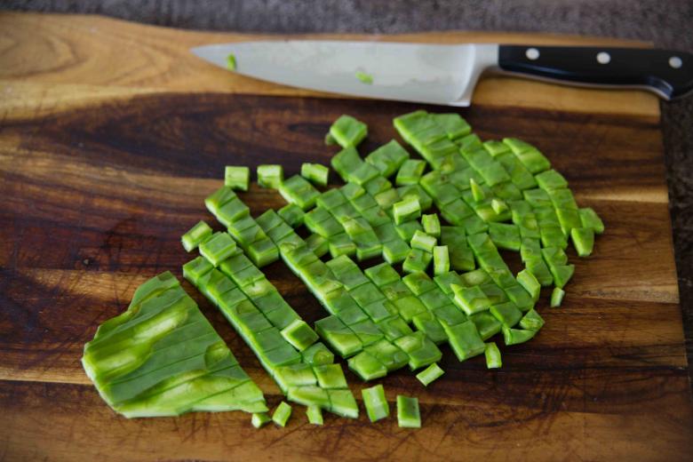 Removing thorns from nopales