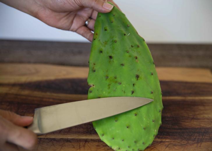 Removing thorns from nopales