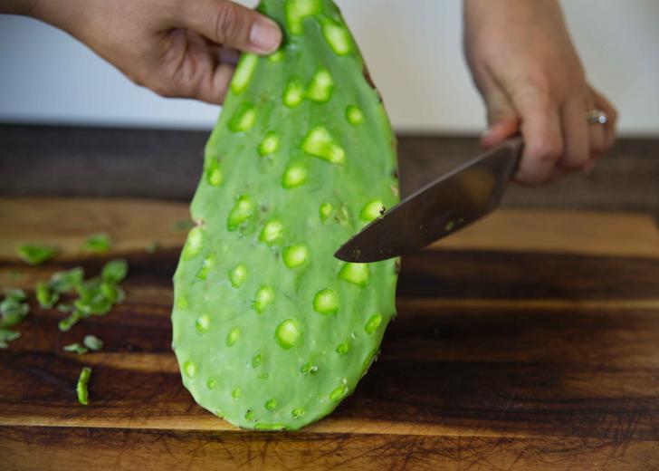 Removing thorns from nopales