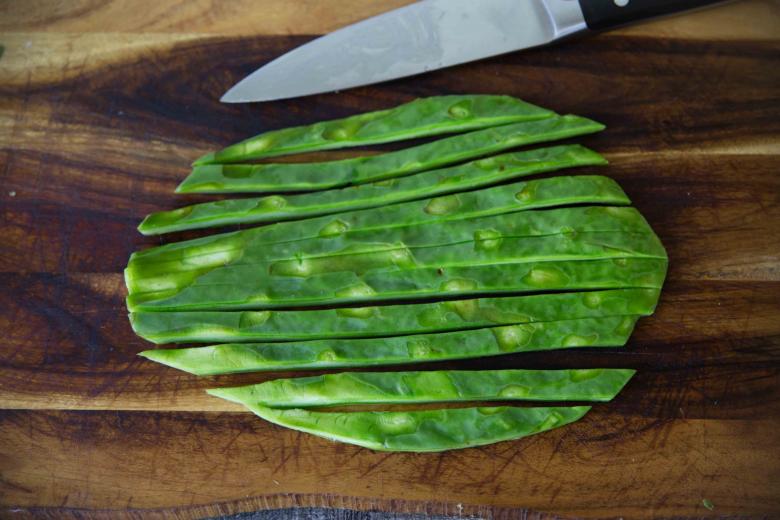 Removing thorns from nopales