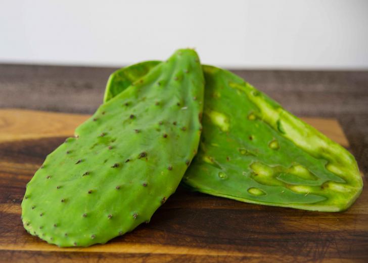 Removing thorns from nopales